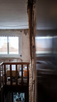 schraeger-holzbalken-in-der-wand-verbaut-686248-3.jpg