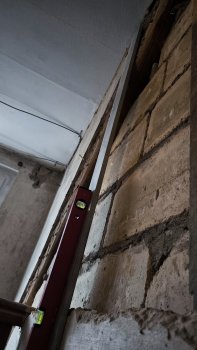 schraeger-holzbalken-in-der-wand-verbaut-686248-4.jpg