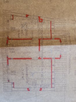 schraeger-holzbalken-in-der-wand-verbaut-686398-1.jpg