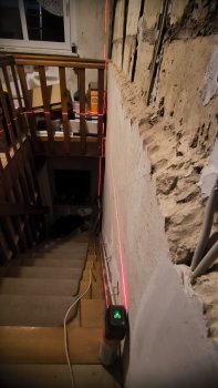 schraeger-holzbalken-in-der-wand-verbaut-686398-2.jpg
