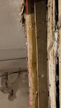 schraeger-holzbalken-in-der-wand-verbaut-686398-4.jpg