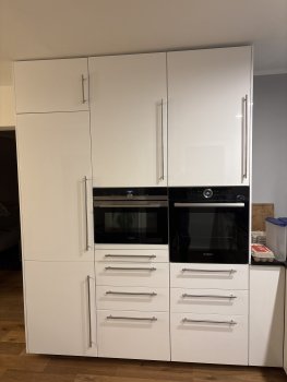 moderne-weisse-kueche-mit-einbau-backoefen-und-hohen-schraenken.jpg