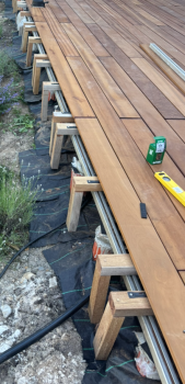 robuste-holzdecking-terrassenbau-unterkonstruktion-dielen.png