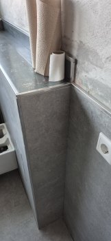 entfernen-von-geklebtem-muelleimer-hansgrohe-xtrastoris-aus-fliese-692685-1.jpg