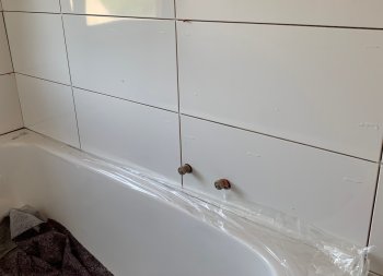 fliesen-unter-der-badewanne-fugen-692916-4.jpg