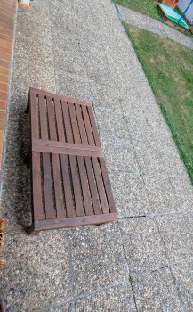 rustikale-holzbank-terrasse-pflastersteine-garten.jpg