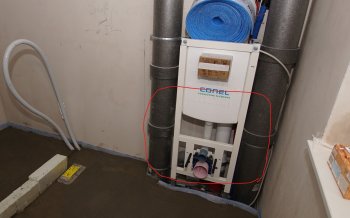 sanitaer-installation-im-keller-toilette-spuelkasten-rahmen-rohre.jpg