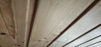 naturbelassenes-holz-deckenverkleidung-innenausbau.jpg