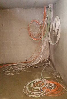 unordentliche-kabelverlegung-baustelle-hausbau.jpg