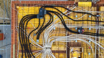 verkabelung-auf-baustelle-elektrische-installationen.jpeg