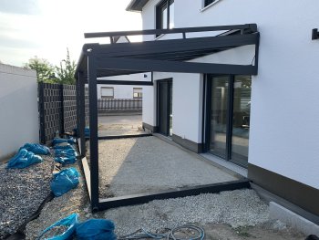 terrasse-garten-vorplatz-stahlrahmen-pergola-wohnhaus.jpeg