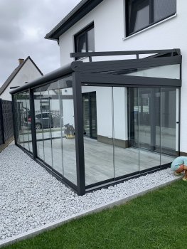 moderne-glasveranda-terrasse-im-garten.jpeg