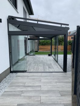 moderne-glas-terrasse-mit-ueberdachung-und-schwarzrahmen.jpeg
