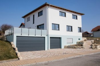 moderne-hausfassade-mit-doppelgarage-und-terasse.jpg
