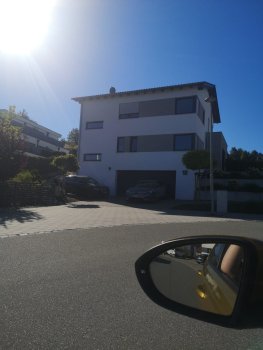 moderne-einfamilienhaus-vorderansicht-sonniger-tag.jpg