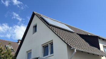 solaranlage-auf-dach-eines-hauses.JPEG