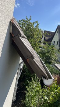 dach-dachziegel-regenrinne-aussenansicht.JPEG
