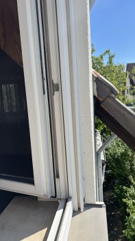 weisses-fensterrahmen-aussenansicht-dachziegel-gebaeude.JPEG