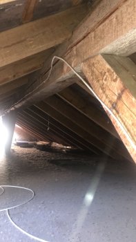 dachboden-dachstuhl-holzbalken.jpg
