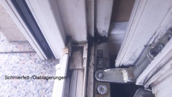 tuer-scharnier-schmierspuren.jpg