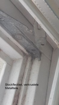 verrostete-metallteile-im-fensterrahmen.jpg