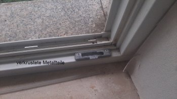 verkrustete-metallteile-fensterrahmen.jpg