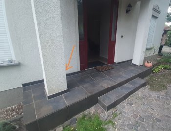 eingangsbereich-hausfront-dunkle-fliesen-treppenstufen.jpg