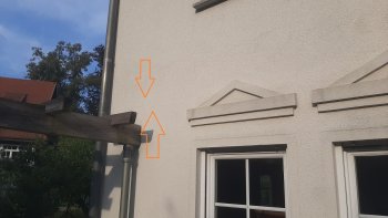 aussenwand-fenster-dachrinne-holzbalken.jpg