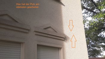 schlecht-verputzte-aussenfassade-putz-mangel.jpg