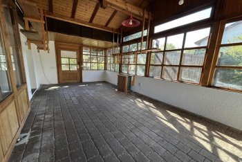 wohnzimmer-mit-grossen-fenstern.jpg