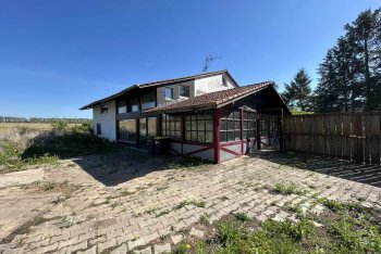 aussenansicht-eines-hauses-mit-glasveranda-im-garten.jpg