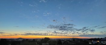 sonnenuntergang-himmel-ueber-stadtlandschaft.jpeg