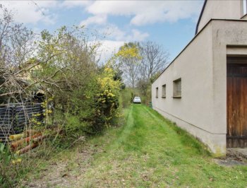 seitlicher-gartenweg-neben-haus.jpeg