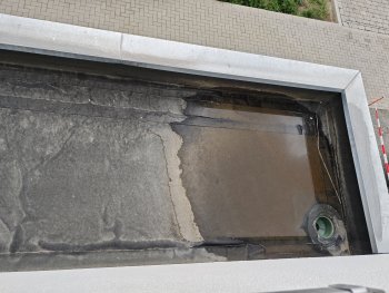 dachabdichtung-flachdach-wasserstau-dachrand.jpg