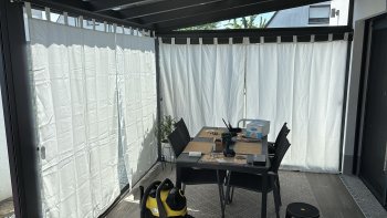 ueberdachte-terrasse-mit-esstisch-stuehlen-werkzeuge-diy-projekt.jpeg