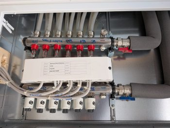haustechnik-heizungsverteiler-mit-rohren-und-absperrventilen.jpg