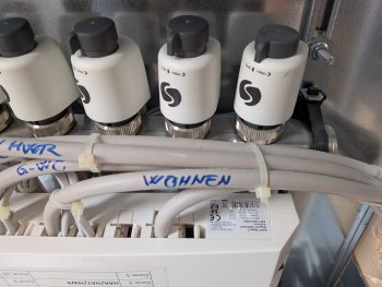 haustechnik-heizungsanlage-verteiler-und-kabeln.jpg