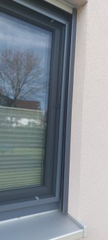 fenster-rahmen-dunkelgrau-aussenwand-blende.jpg