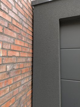 dunkle-tuer-front-aussenwand-backstein-ecke.jpg