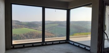 große-eckfenster-bau-inneneinrichtung-landschaftsblick.jpg
