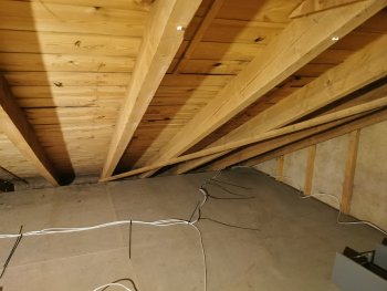 dachboden-dachstuhl-holztraeger-rohbau.jpg