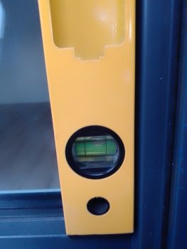gelber-spiritlevel-am-fensterrahmen.jpg