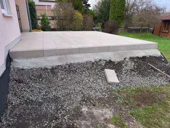 garten-terrassenbau-terrassenplatten-unterbau.jpg