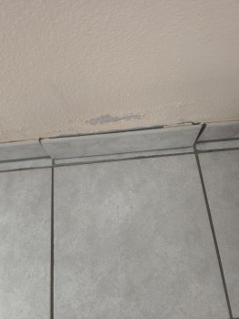 wand-schaeden-an-wandunterkante-und-bodenfliesen.jpg