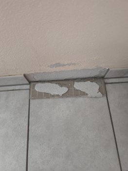 baumaengel-putzabplatzung-wandfussboden-kante.jpg