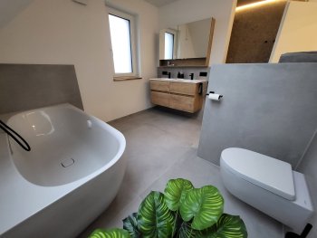 modernes-badezimmer-mit-wanne-spiegel-waschbecken-toilette.jpg