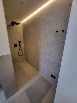 moderner-badezimmer-dusche-steinoptik.jpg
