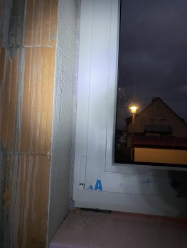 fenster-rahmen-unterkonstruktion-im-bau.jpeg